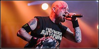 FIVE FINGER DEATH PUNCH touren mit IN FLAMES und haben den Sänger verloren. FIVE FINGER DEATH PUNCH touren mit IN FLAMES und haben den Sänger verloren.